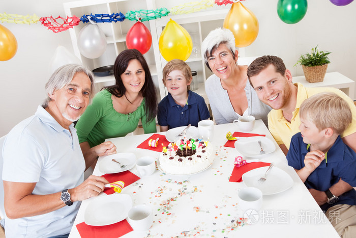 大家族一起庆祝生日