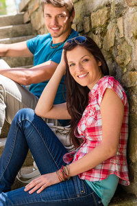 年轻的夫妇在石台阶上放松