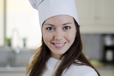 年轻的优雅女人打扮得像个厨师帽