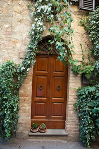 托斯卡纳的木制住宅门口。意大利