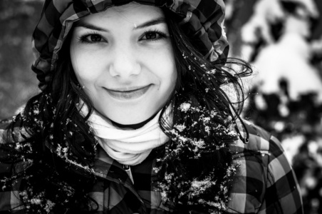 冬季一名年轻成年人的特写照片