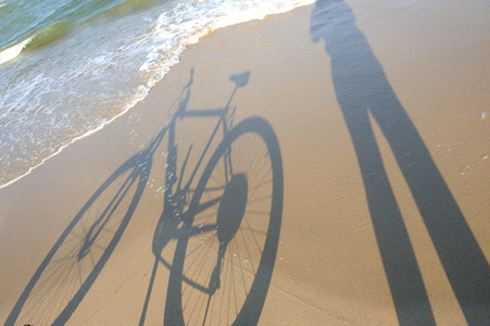 在沙滩上的自行车