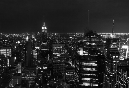 曼哈顿中城在晚上在黑色和白色