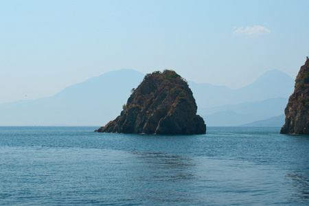 带岩石海景火鸡费提耶