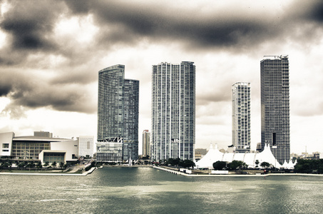 迈阿密摩天大楼在多云的天空