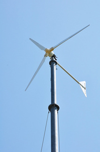 风电机组发电在蓝蓝的天空上