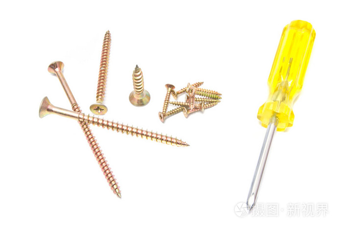 不同的黄色螺丝刀和白底金色螺钉