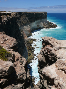 澳大利亚。高陡和岩石海岸的印度洋与冲浪
