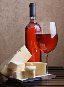 玻璃酒杯，瓶的红酒奶酪