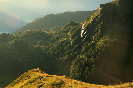 在阿尔卑斯山的登山路径