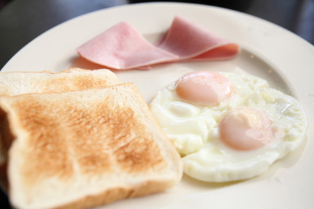 早餐有煎的鸡蛋 面包 火腿