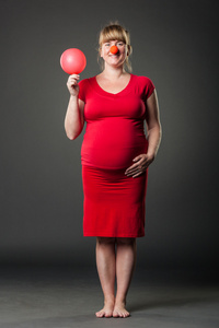 搞笑孕妇穿红衣服的肖像