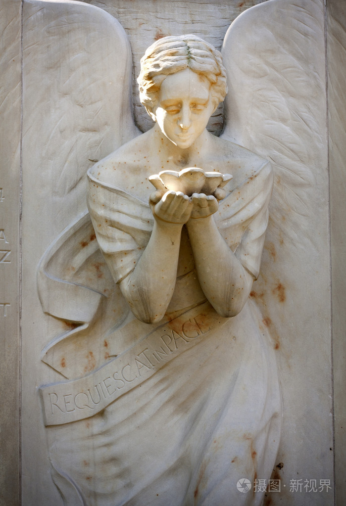 在公墓在华沙古代天使的雕像