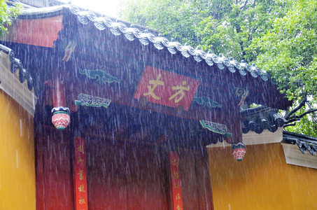 方丈室在雨中