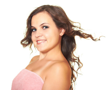 有吸引力的微笑女孩在一条粉红色毛巾和发展中国家的头发