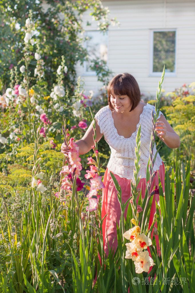在她的花园中的女人