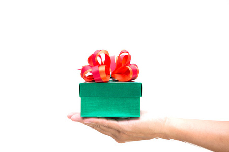 红弓手被隔绝在白色背景上绿色礼品盒