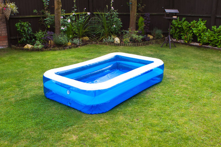 在英语花园充气游泳池