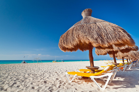 在加勒比海滩上的太阳伞下的假期