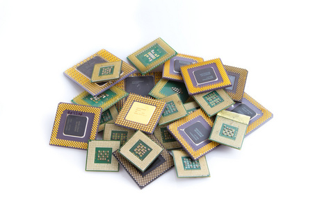 堆的孤立在白色背景上的 cpu 处理器