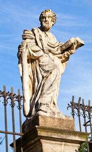 石头雕像克拉科夫圣伯多禄和圣 Paul 教堂