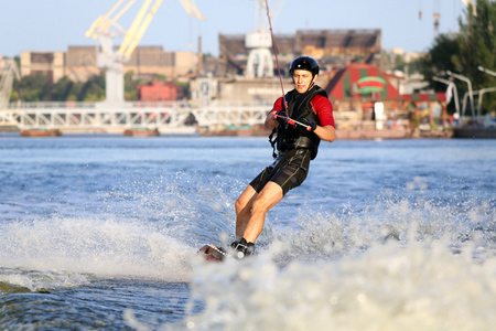 wakeboarder 冲浪跨一条河