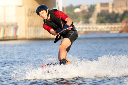 wakeboarder 冲浪跨一条河