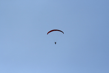 推进的滑翔伞图片