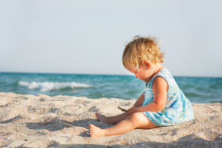 在海滩上玩的可爱婴儿女孩