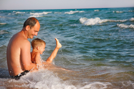 父亲和儿子在水中玩