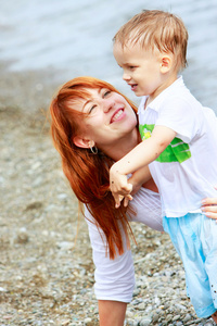 慈爱的母亲和儿子在海滩上