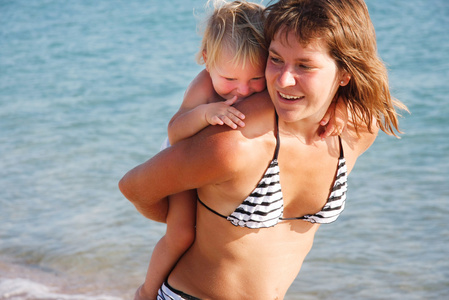 幸福的母亲和孩子的海面背景