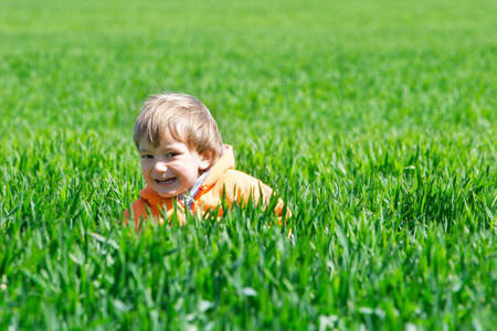 在绿草中快乐的孩子