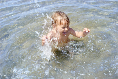 在水中玩的开心宝贝