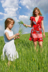 母亲和女儿在绿色的原野
