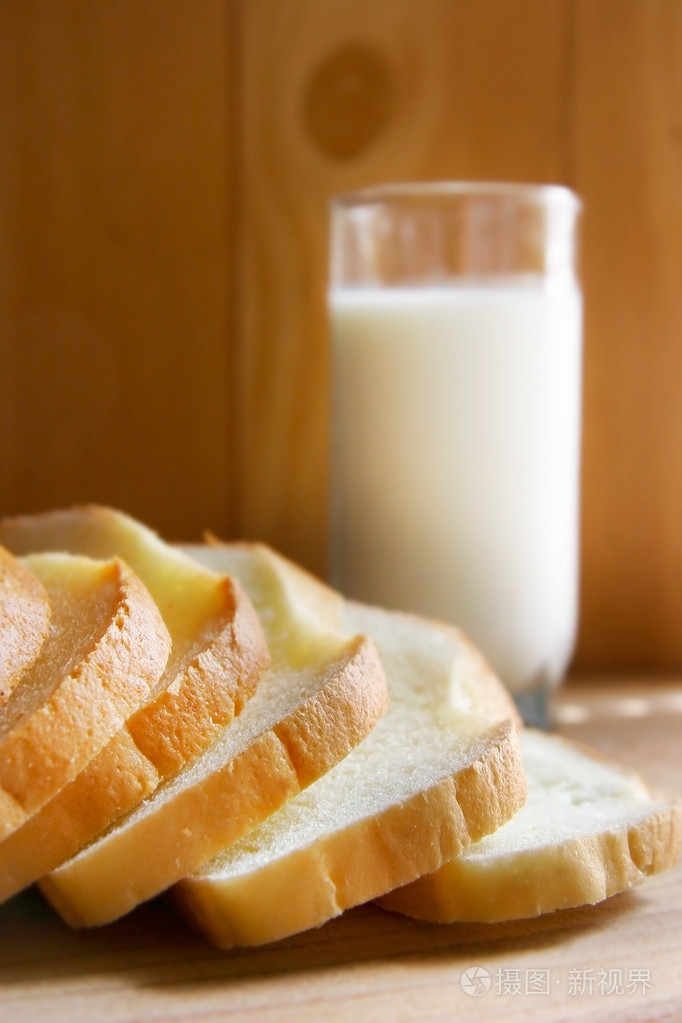 面包和牛奶木制背景上