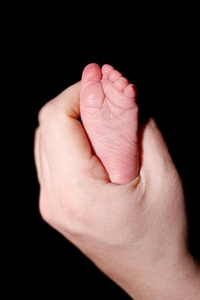 宝宝的脚在父亲的手