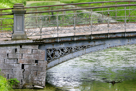 公园里的老桥