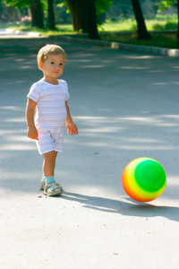 小男孩在公园散步的多彩球