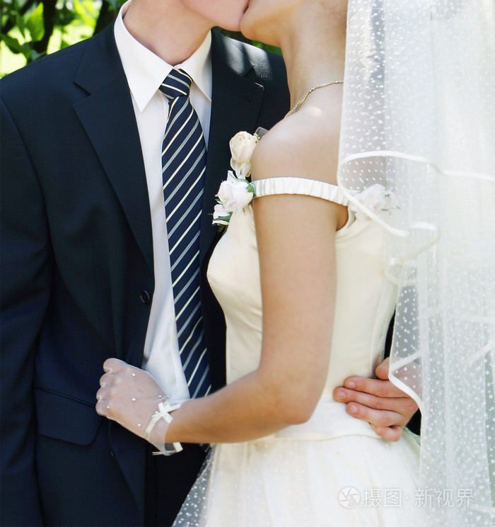 在婚礼上接吻情侣