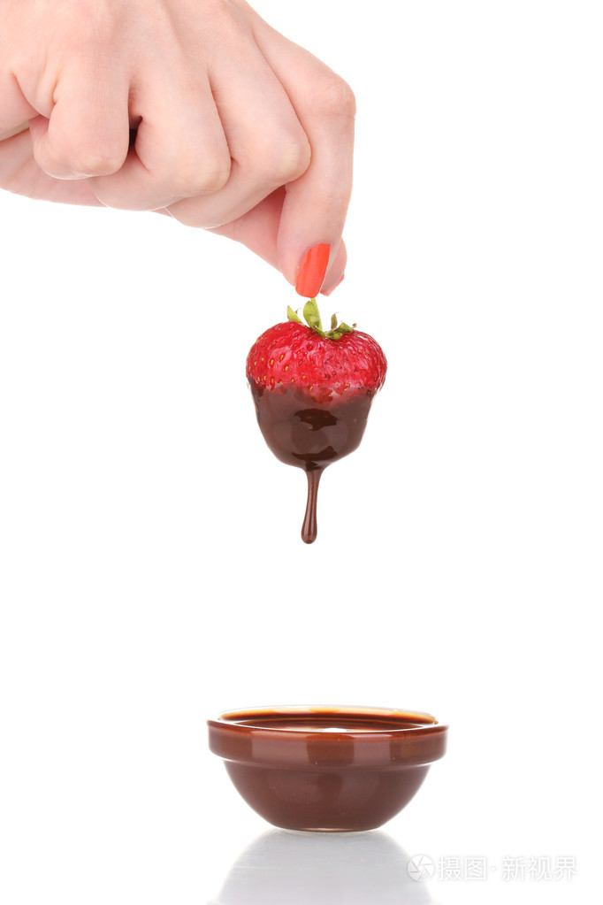 在巧克力上白色隔离拿草莓的手照片-正版商用图片1a21rp-摄图新视界