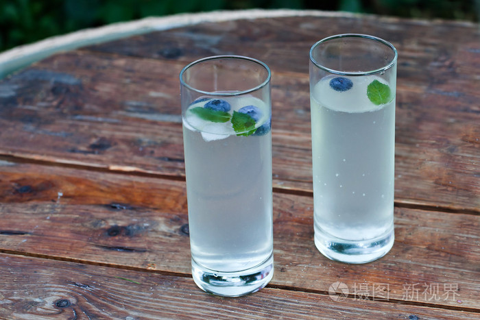 两杯自制冰冷柠檬水