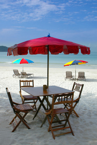 木桌子和椅子上海滩