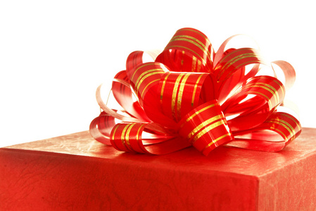 红丝带和礼品盒在白色背景
