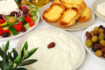 tzatziki 服务与大蒜面包