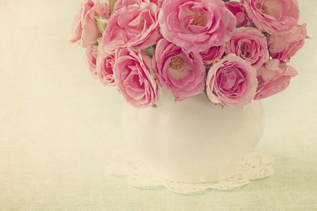 在一个花瓶粉色玫瑰