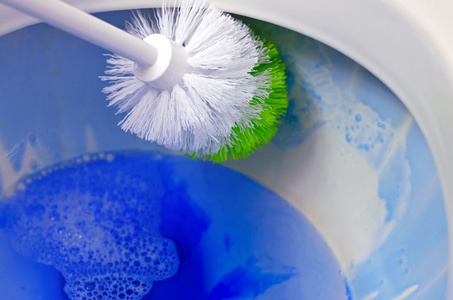 马桶刷清洗现代设计家坐浴盆喷雾清洗卫生间冲洗马桶男子清洗马桶关门