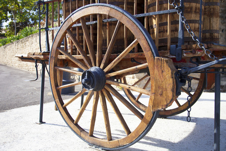 古代木制马车的车轮.秋天的季节.