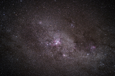 在夜晚的天空中一个星系的实拍图片