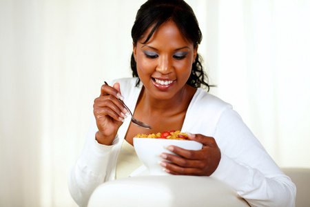 吃健康早餐的年轻黑人女性